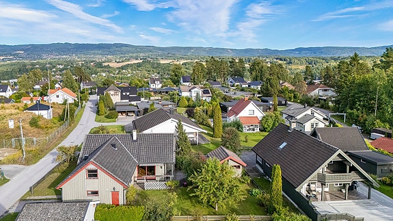 Velkommen til Høybyveien 47 presentert av Eiendomsmegler Kristoffer Stormfelt v/Aktiv Eiendomsmegling!
Fotograf: Håvard Rognli.