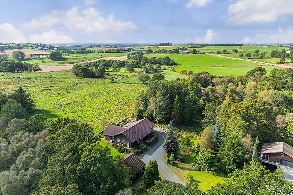 Velkommen til Undheimsvegen 85. Eiendommen presenteres av Kristoffer Mohn Kverneland i EiendomsMegler 1 Jærmegleren. Foto: Robin Malm