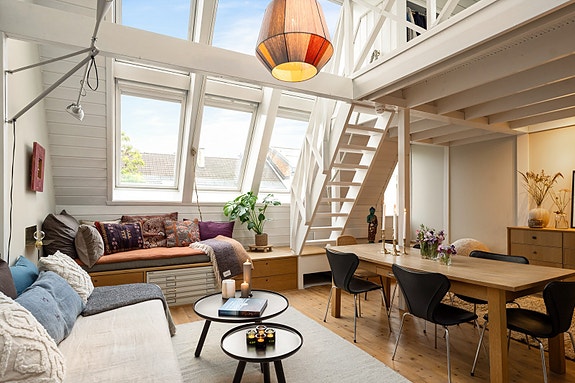 Velkommen til Gabels gate 7! En unik og svært lys loftsleilighet med balkong og imponerende takhøyde.