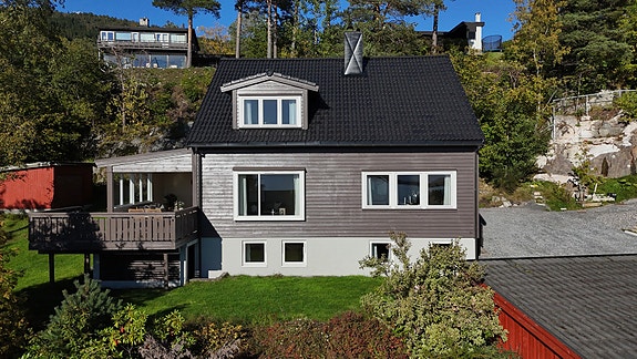 Velkommen til Julsundvegen 95 på Bjørset! På østsiden av boligen er gårdsplassen utvidet og nygruset.