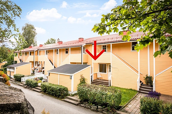 Velkommen til Ravnåsveien 9E. En pen rekkehusleilighet på 2 plan, med utebod og overbygd terrasse og plenen til høyre. Foto: Diana Sedysheva Photography.