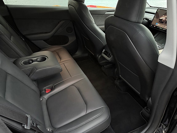 Tesla Model Y 10 of 24