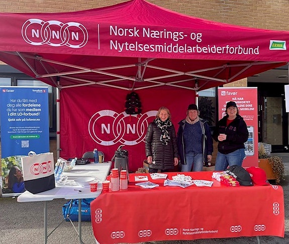 Organisasjonsarbeider på bedriftsbesøk med medlemsrekruttering