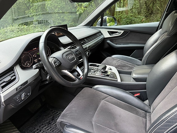 Audi Q7 2 of 24