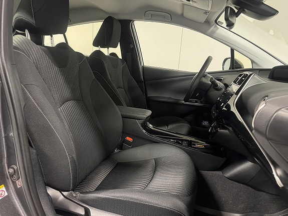 Toyota Prius Plug-in Hybrid 29 of 30