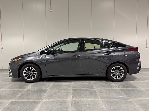 Toyota Prius Plug-in Hybrid 14 of 30