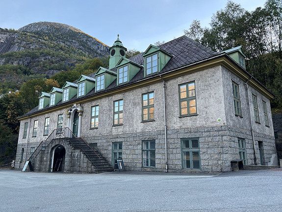 Naustbakken 7 i Tyssedal er administrasjonsbygg for Kraftmuseet. Foto: Kraftmuseet / Liv E. Evensen