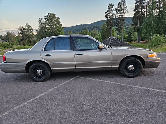 Ford Crown Victoria 2 of 15