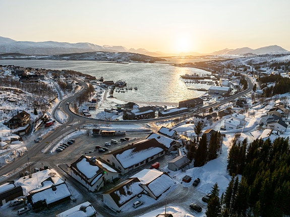 Eide Handel er lokalisert i Eidkjosen på Kvaløya, i fantastiske omgivelser.