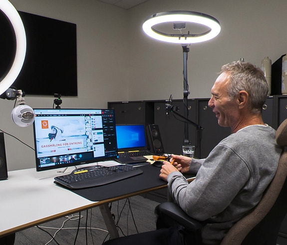 Zano i vårt studio for webinarer og digitale kurs. Vår videoprodusent hjelper med teknikken.