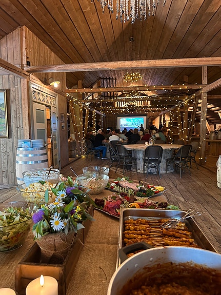 Sommerfesten 2025 hadde vi først konkurranse innen spikring, økse og hestesko kasting. På låven var det presentasjon og mat med tilbehør.