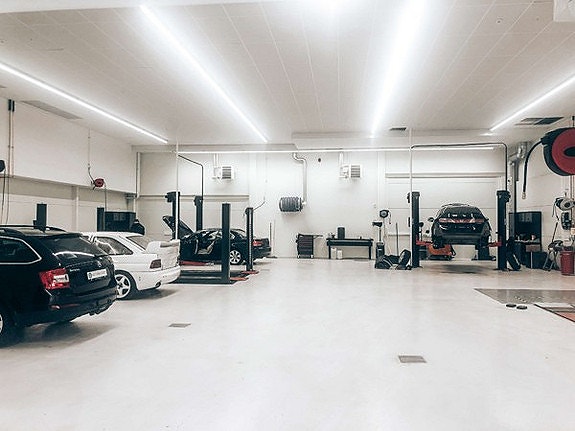 Nytt og moderne verksted med AC, godt lys, akustikk himlingsplater og nytt moderne utstyr.