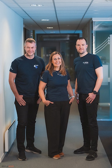 AKSA EL er en del av Alta Kraftlag. 
Her ser du daglig leder i henholdsvis Alut, AKSA Hjem og AKSA El samlet. Foto: Filmmark