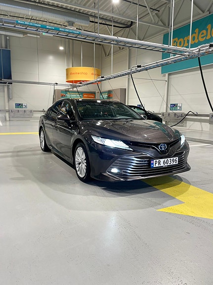 Toyota Camry 2 of 5