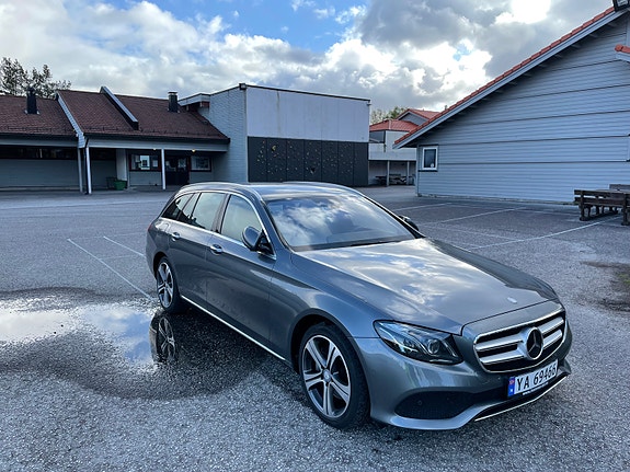 Mercedes-Benz E220 2 of 18