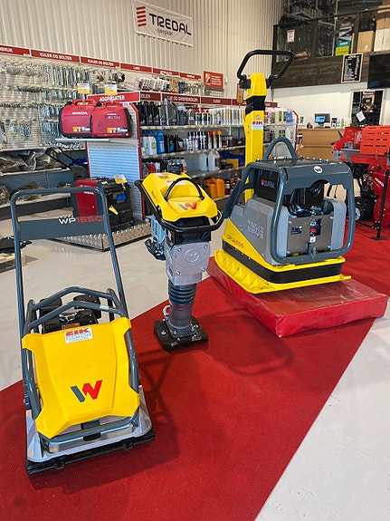 Utstilling av annerkjente Wacker Neuson i vår nåværende butikk. På vårt nye senter vi vil ha 800 m2 butikk og showroom!