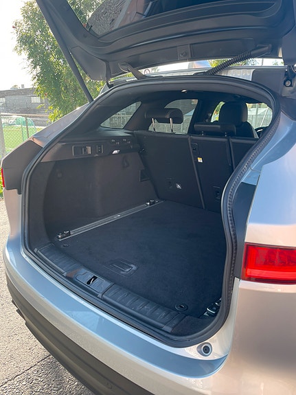 Jaguar F-PACE 11 of 28