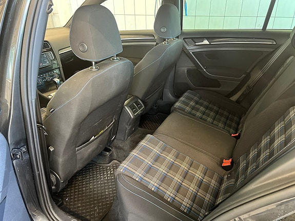 Volkswagen Golf VII 9 of 11
