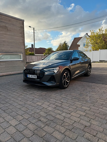 Audi e-tron Sportback 2 of 5
