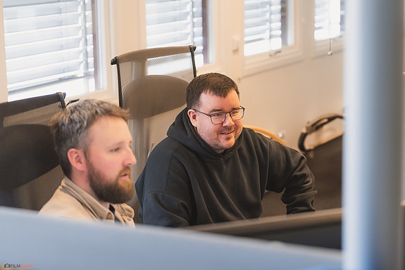 Torstein Søgård og Rune Johansen trekker fram faglig samarbeid og godt fellesskap som det beste med arbeidsplassen. Foto: Filmmark