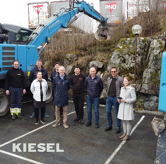 Kiesel ansatte utenfor kontoret på Langhus