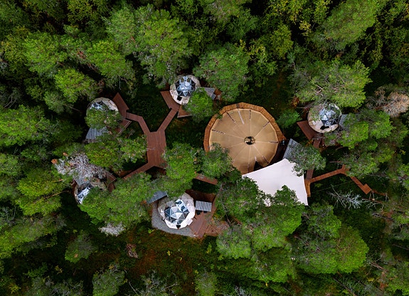 Oversiktsbilde av Glød Explorer. Kontorlokaler, overnatting og restaurant er samlet på en plass.