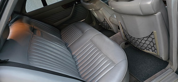 Mercedes-Benz 560 SEL 25 of 28
