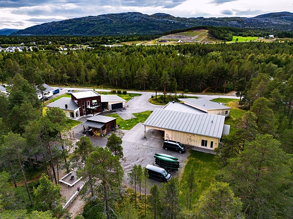 Glød Explorer ligger like ved elvekanten i Øvre Alta, omgitt av natur og fine opplevelser.