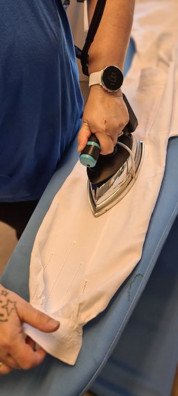 Stryking av bunadsskjorte med dampstrykjern