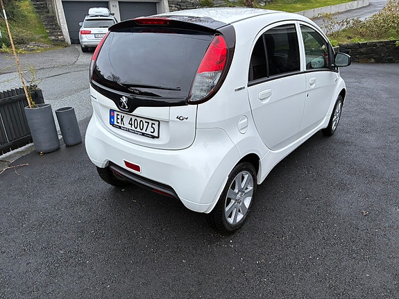 Peugeot iOn 10 of 12