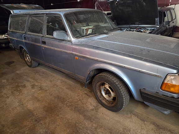 Volvo 240 2 of 5