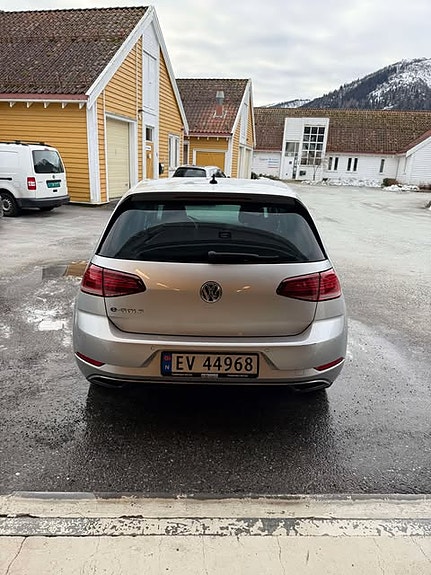 Volkswagen e-Golf VII 2 of 19