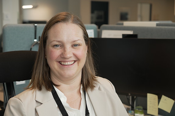 - Hos oss får du bredden i faget, komplekse og varierte oppgaver og blir kjent med folka som jobber på alle våre kontorsteder. Jeg gleder meg til å få en erfaren kollega å sparre med i arbeidshverdagen
Anne Marit, seniorrådgiver HR