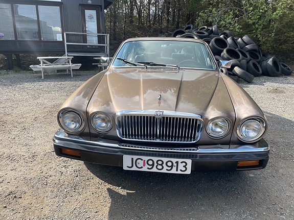 Jaguar XJ 5 of 25