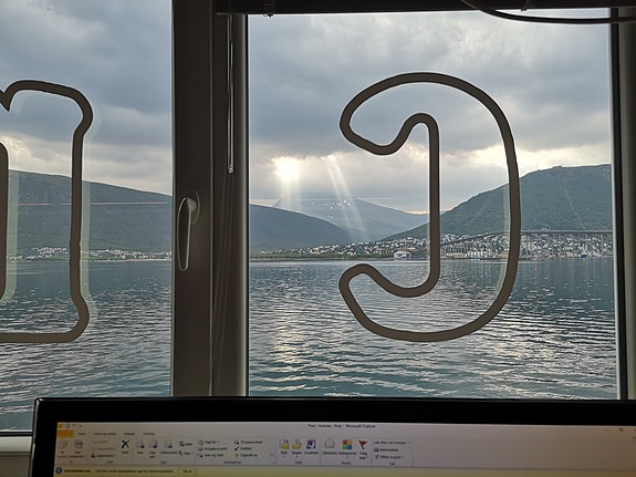 Maritime kontorlokaler med utsikt over Tromsøysundet.