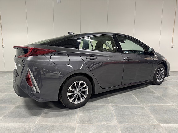 Toyota Prius Plug-in Hybrid 21 of 30
