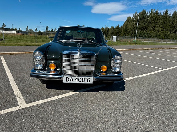 Mercedes-Benz 280 SE 2 of 5