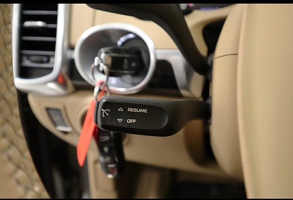 Porsche Cayenne 13 of 22