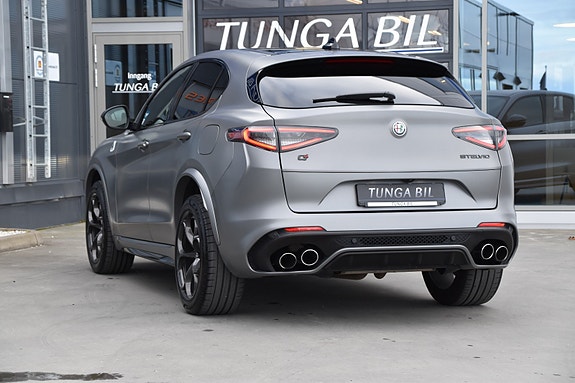 Alfa Romeo Stelvio Quadrifoglio 8 of 30