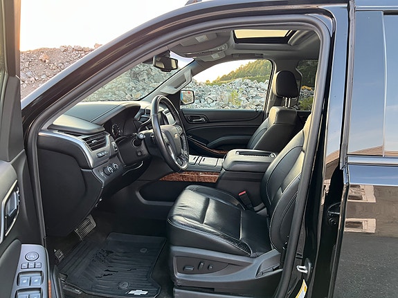 Chevrolet Suburban 24 of 30