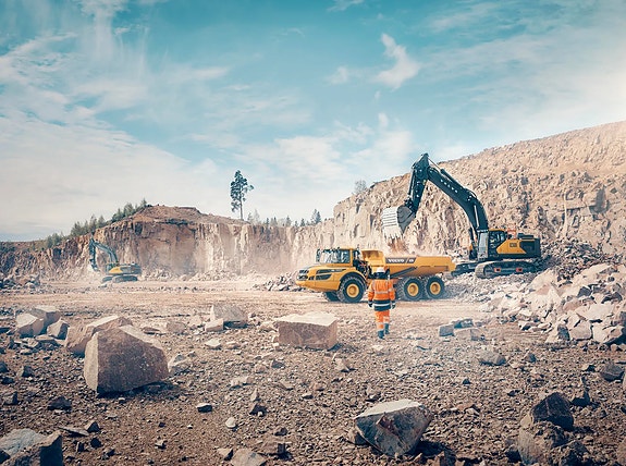 Ute i felt er aldri en dag lik, her får du bryne deg på ulike utfordringer sammen med kunder og kollegaer.