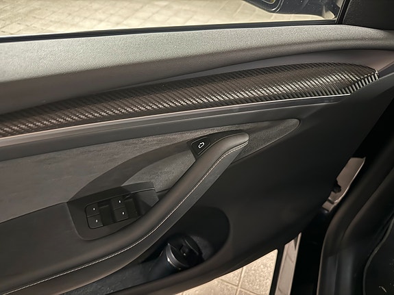 Tesla Model Y 12 of 24