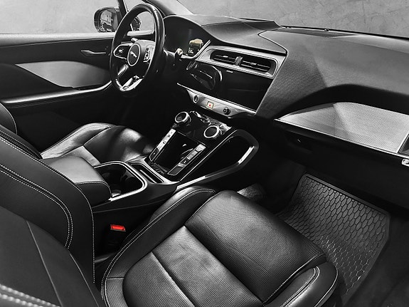 Jaguar I-PACE 17 of 30