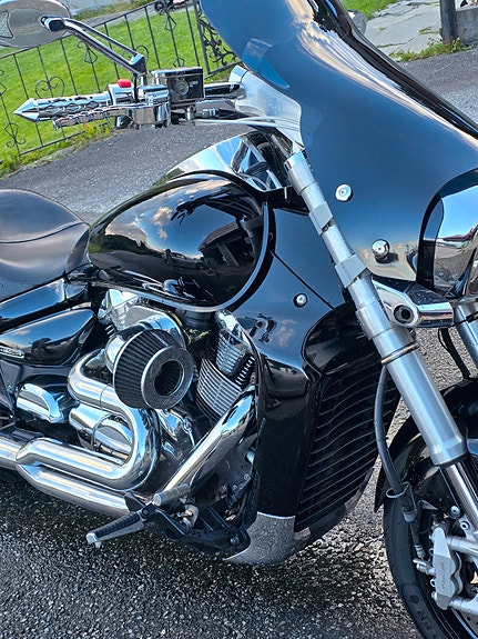 Suzuki M109R 2 of 5