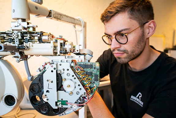 Utføring av service og reparasjon utføres både ute hos våre kunder og lokalt på vårt verksted i Kongsberg.