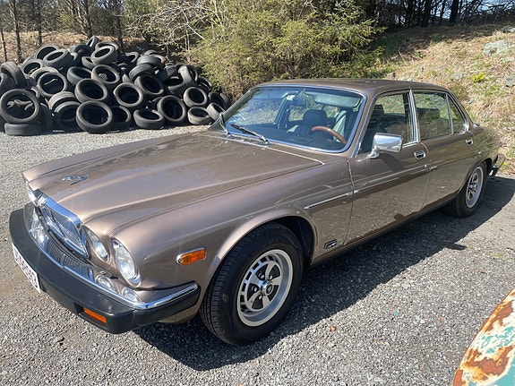 Jaguar XJ 2 of 25