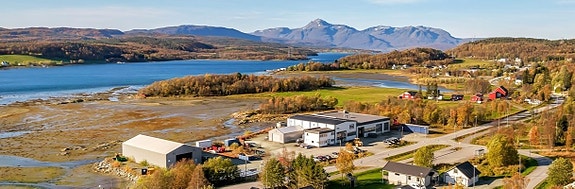 Kanstad Mekaniske ligger vakkert til i indre Malangen