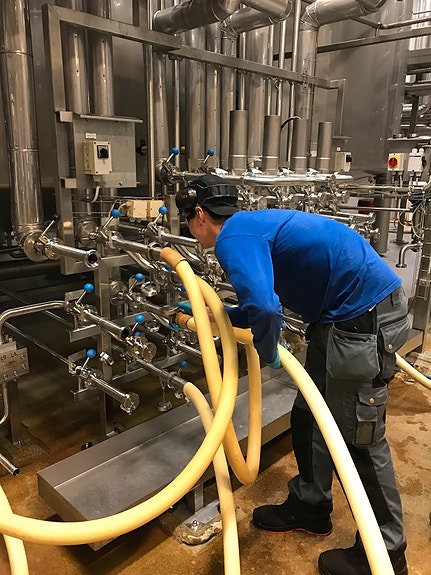 Koblingsstasjon for overføring av mellomvare fra én tank til en annen