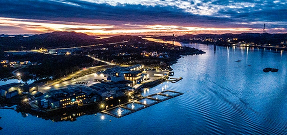 Kveldsstemning Nærøysund, nært flyplass og daglig anløp Hurtigruten.