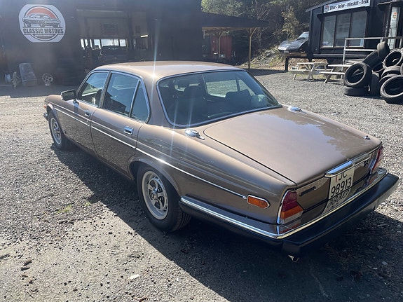 Jaguar XJ 3 of 25